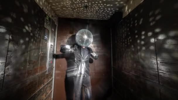 Mr disco ball dancing in a lift — Stock Video