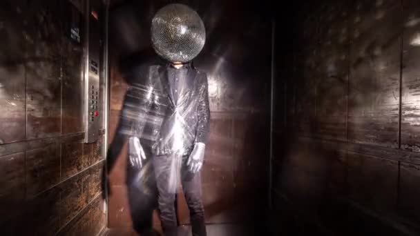Sr bola de discoteca dançando em um elevador — Vídeo de Stock