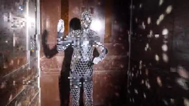 Αφρώδης ντισκοκουάζ άντρας που χορεύει σε ασανσέρ — Αρχείο Βίντεο