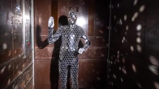 Discothèque étincelante homme dansant dans un ascenseur — Video