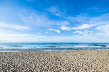 Sabah bir kumsal ve deniz.