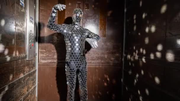 엘리베이터 를 타고 춤을 추는 찬란 한 디스코 수트 남자 — 비디오