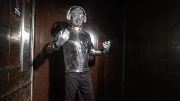 Sparkle gemaskerde man dansend in een lift — Stockvideo