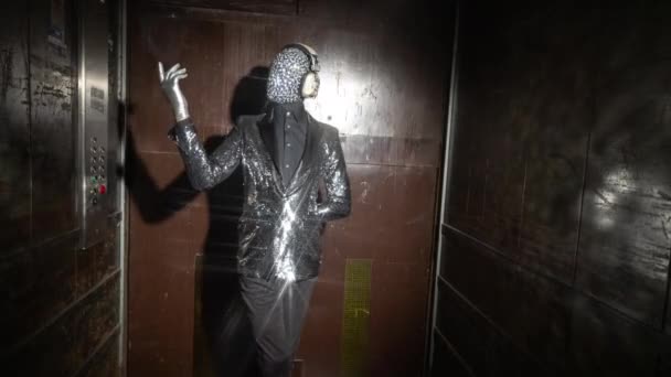 Sparkle gemaskerde man staat in een lift — Stockvideo