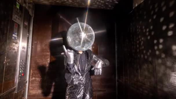 Mr boule disco dansant dans un ascenseur — Video