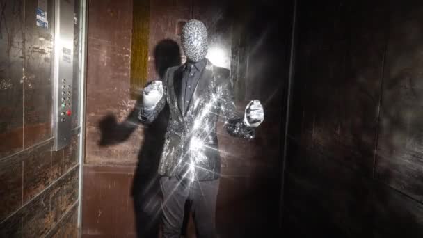 Étincelle homme masqué dansant dans un ascenseur — Video
