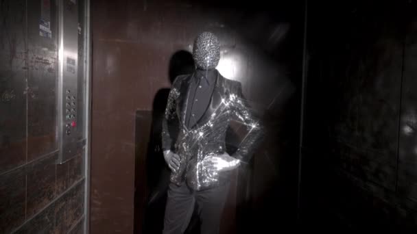 Sparkle gemaskerde man staat in een lift — Stockvideo