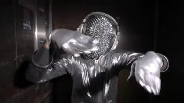 Sparkle maskerad man dansar i en hiss — Stockvideo