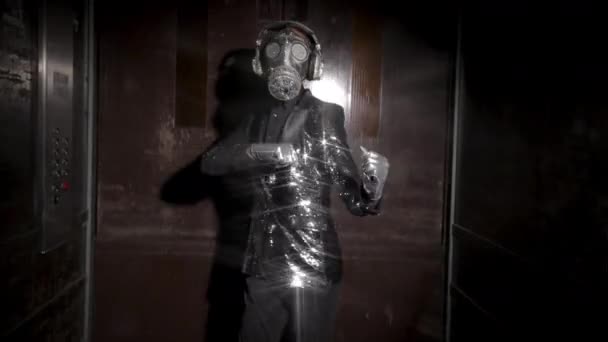 带着闪光的防毒面具在电梯里跳舞的男人 — 图库视频影像