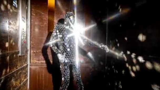 轻盈的迪斯科西服男在电梯里跳舞 — 图库视频影像
