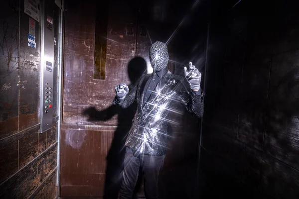 Sparkle maskerad man dansar i en hiss — Stockfoto