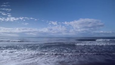 Sabah bir kumsal ve deniz.