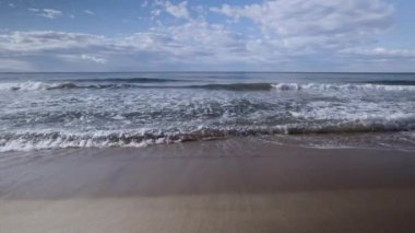 Sabah bir kumsal ve deniz.