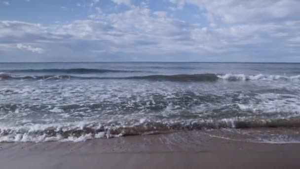 Een strand en zee in de morgen — Stockvideo