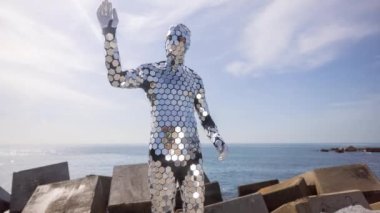 Köpüklü diskotek adam denizin kenarında dans ediyor.