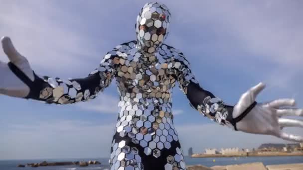 Ігристий дискотека чоловік танцює біля моря — стокове відео