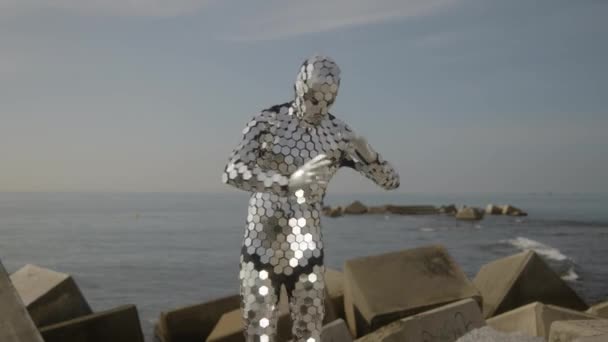 Chispeante discosuit hombre bailando al lado del mar — Vídeos de Stock