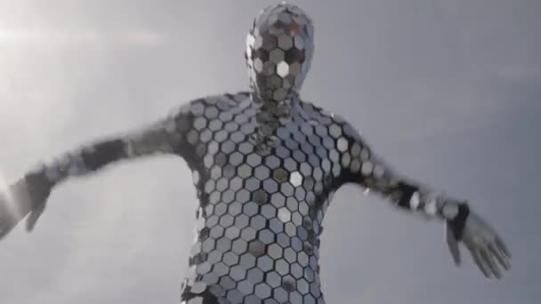 Sparkling Discosuit homem dançando com nuvens atrás — Vídeo de Stock