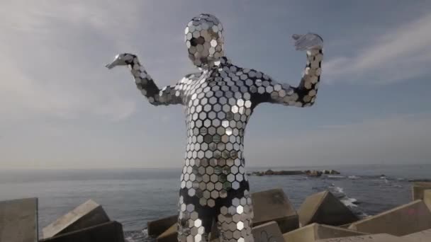 Sparkling discosuit homem dançando ao lado do mar — Vídeo de Stock