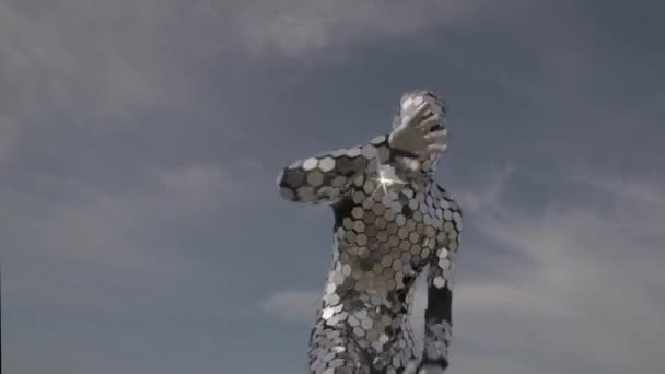 Αφρώδης ντισκοκουάζ άντρας που χορεύει με σύννεφα πίσω — Αρχείο Βίντεο