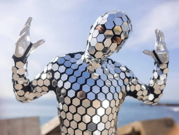 Chispeante discosuit hombre bailando al lado del mar — Foto de Stock