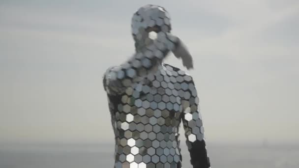 Sparkling discosuit homem dançando ao lado do mar — Vídeo de Stock