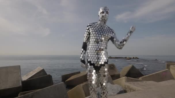 Chispeante discosuit hombre bailando al lado del mar — Vídeos de Stock