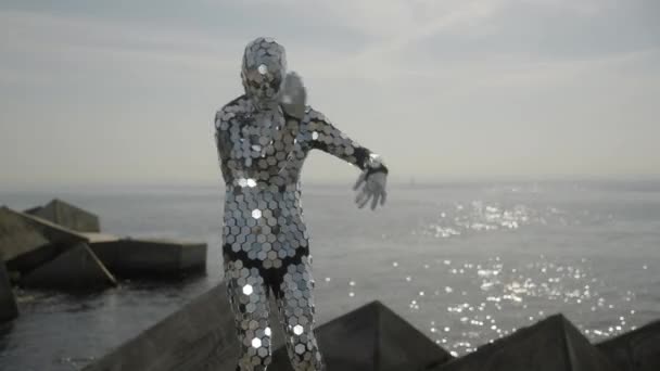 Sparkling discosuit uomo ballare accanto al mare — Video Stock