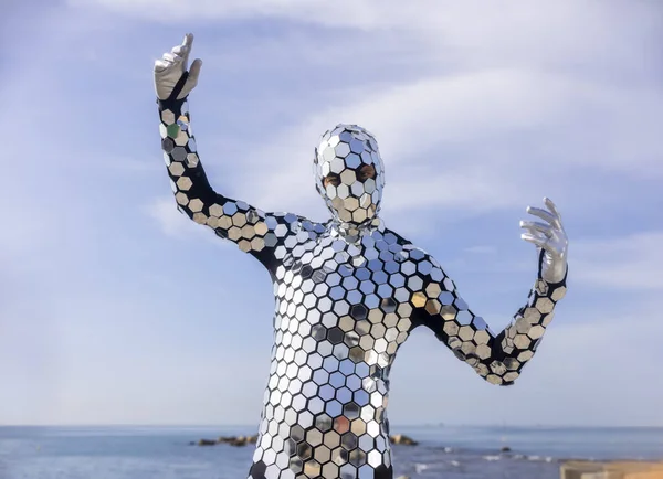 Sparkling discosuit uomo ballare accanto al mare — Foto Stock