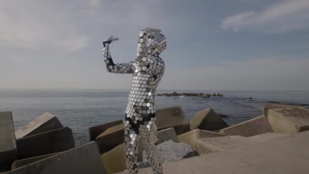 Sprankelende discosuit man dansend aan zee — Stockvideo