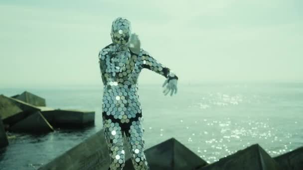 Sparkling discosuit man dancing next to the sea — Stock Video