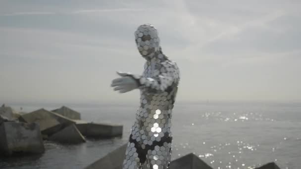 Csillogó discosuit férfi táncol a tenger mellett. — Stock videók