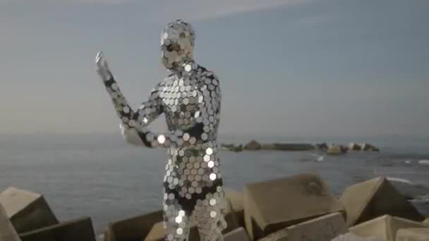 Csillogó discosuit férfi táncol a tenger mellett. — Stock videók