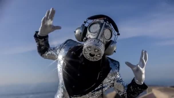 Uomo con maschera antigas scintillante che balla in riva al mare — Video Stock