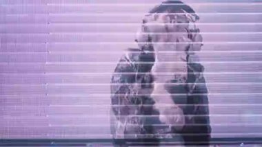 Köpüklü gaz maskeli adam deniz kenarında dans ediyor.