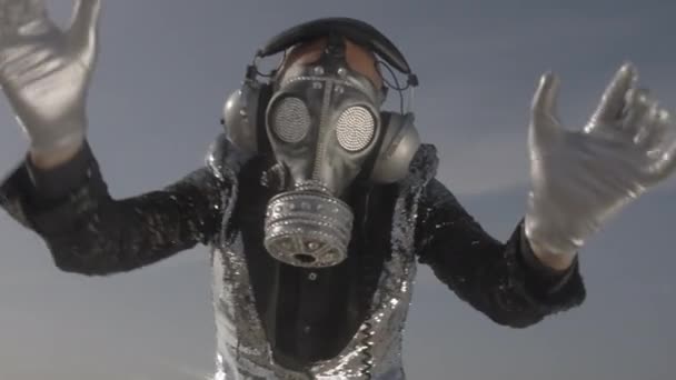 Man with sparkling gas mask dancing by the sea — Stock Video