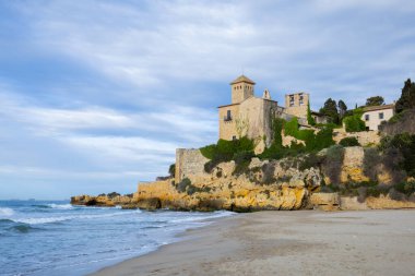 Sabah bir kumsal ve deniz.