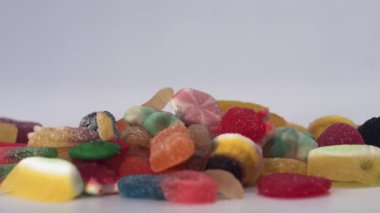 Düşen jöleli şekerlerin yavaş hareketi