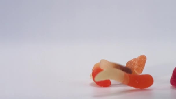 ゼリー菓子の落下の動きが遅い — ストック動画
