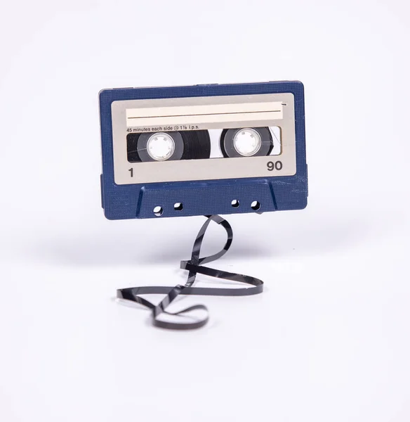 Cassette met tape die uitlekt — Stockfoto