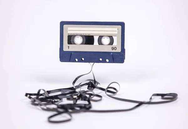 Cassette met tape die uitlekt — Stockfoto