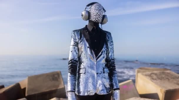 Mr disco hombre con la cara brillante y auriculares — Vídeo de stock