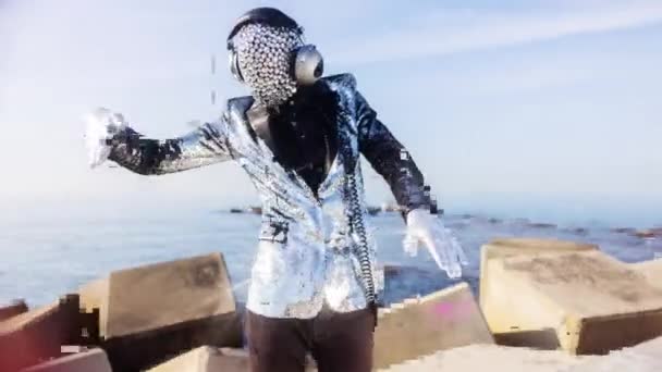 Monsieur disco homme avec le visage brillant et écouteurs — Video