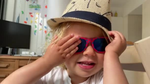 Menina usando chapéu de sol e óculos de sol — Vídeo de Stock