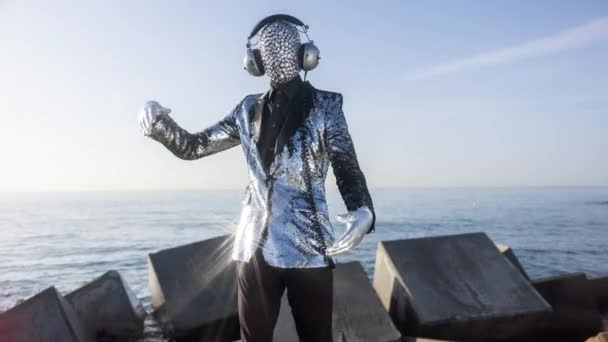 Monsieur disco homme avec le visage brillant et écouteurs — Video