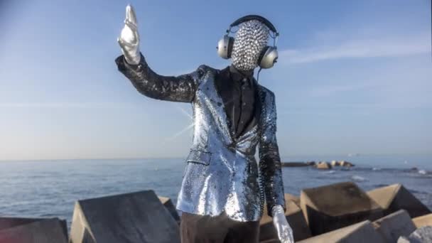 Містер диско чоловік з блискучим обличчям і навушниками — стокове відео