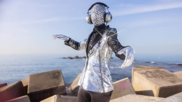 Monsieur disco homme avec le visage brillant et écouteurs — Video