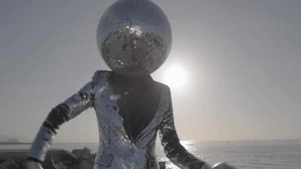 Містер диско м'яч танцює біля океану — стокове відео