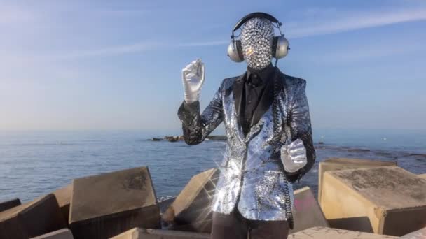 Monsieur disco homme avec le visage brillant et écouteurs — Video