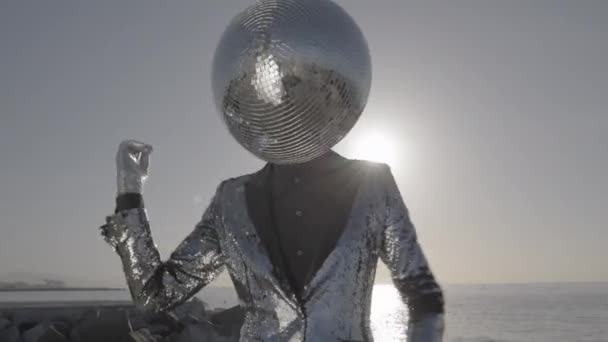 Mr disco ball che balla vicino all'oceano — Video Stock